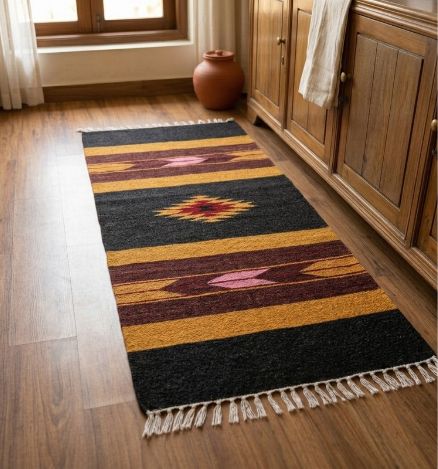 Shatranjy/ handloom rug: size 2x5 ft